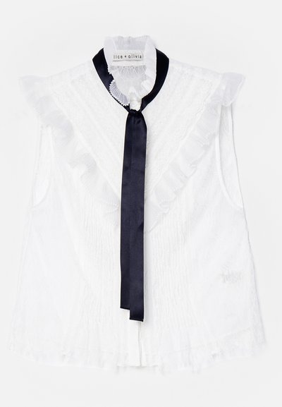 Weiße ärmellose Bluse mit Rüschendetails und einem dunkelblauen Satinband am Hals. Strukturierter Stoff mit einem zarten Muster.