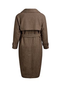 Hnedý trench coat s vzorom houndstooth, s opaskom v oblasti pása, golierom a detailmi na manžetách. Stredne dlhý strih s voľným strihom a zadným rozparkom.