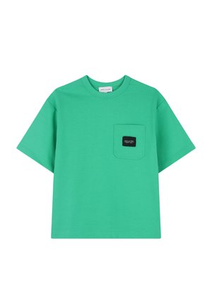Groen T-shirt met korte mouwen en ronde hals, voorzien van een borstzakje met een klein zwart rechthoekig label met witte tekst.