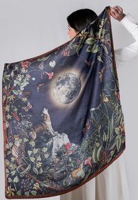 Écharpe en soie ornée de motifs floraux et animaliers complexes, sur fond bleu foncé, représentant une scène au clair de lune avec un renard, bordée d'un riche marron.