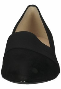 Ballerine in tessuto nero con punta affusolata e un'ampia fascia elastica sulla parte superiore. La texture liscia e la lieve lucentezza esaltano il design.