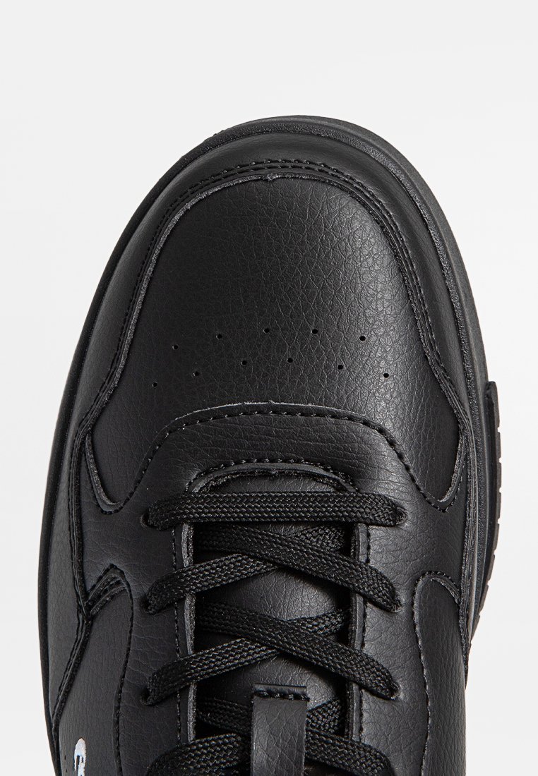 Zapatillas deportivas negras de cuero sintético con un acabado texturizado, que presentan cordones redondos, puntera perforada y suela acolchada.