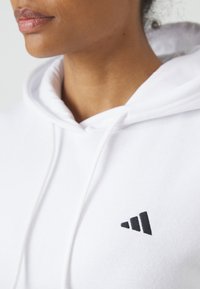 adidas Sportswear ESSENTIALS SMALL LOGO FEEL COZY HOODIE - Sweatshirt com capuz - white