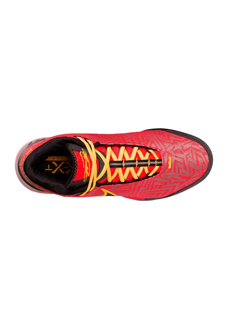 Baskets montantes de sport en rouge et jaune. Présentent une tige en mesh à motifs, une doublure noire et une semelle en caoutchouc noire. Lacets jaunes et détail du logo.