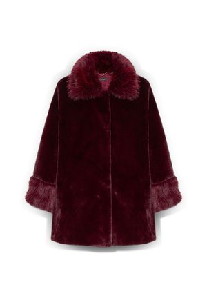 Abrigo de peluche burdeos con un amplio cuello, puños esponjosos y corte recto. Textura suave con un acabado brillante y sin herrajes visibles.