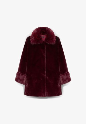 Cappotto in pelliccia ecologica color borgogna con ampio colletto, polsini soffici e taglio dritto. Texture morbida con finitura lucida e senza accessori visibili.