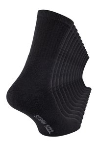 Chaussettes en coton noir à mi-mollet avec une texture côtelée, dotées de talons renforcés et de coutures de orteils lisses, empilées en rang.