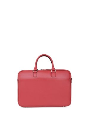 Rode lederen aktetas met twee handvatten, een voorvak en een zilveren rits bovenaan, afgebeeld tegen een witte achtergrond.