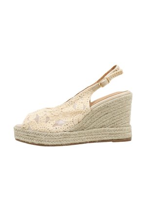Sandalia cuña beige de crochet con puntera abierta, correa en el tobillo y hebilla, con plataforma y tacón de yute trenzado.