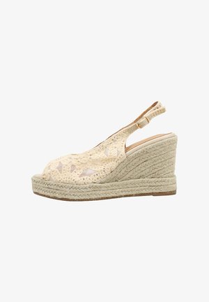 Sandalia cuña beige de crochet con puntera abierta, correa en el tobillo y hebilla, con plataforma y tacón de yute trenzado.
