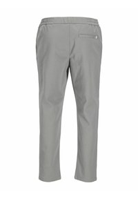 Pantaloni in tessuto elasticizzato grigi con vita elasticizzata, gambe dritte e una tasca posteriore singola con un piccolo accentamento metallico.