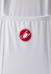 Weißer Sportstoff mit einem roten runden Logo, das ein stilisiertes weißes Krabben-Design zeigt. Die Textur wirkt glatt mit dezenten vertikalen Linien.
