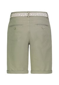 Olivgrüne Shorts mit einem gewebten weißen und grauen Gürtel, mit aufgerollten Säumen, zwei Gesäßtaschen und gestickten Details.