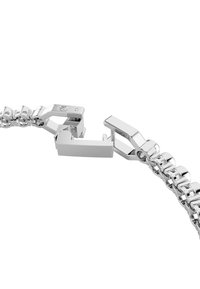 Srebrna kovinska zapestnica z povezanim dizajnom in varnim sponko, ki ima gladko teksturo in poliran zaključek.