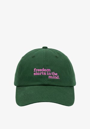 Ciemnozielona czapka z daszkiem z różowym haftowanym napisem "wolność zaczyna się w umyśle" na przedzie, na środku.