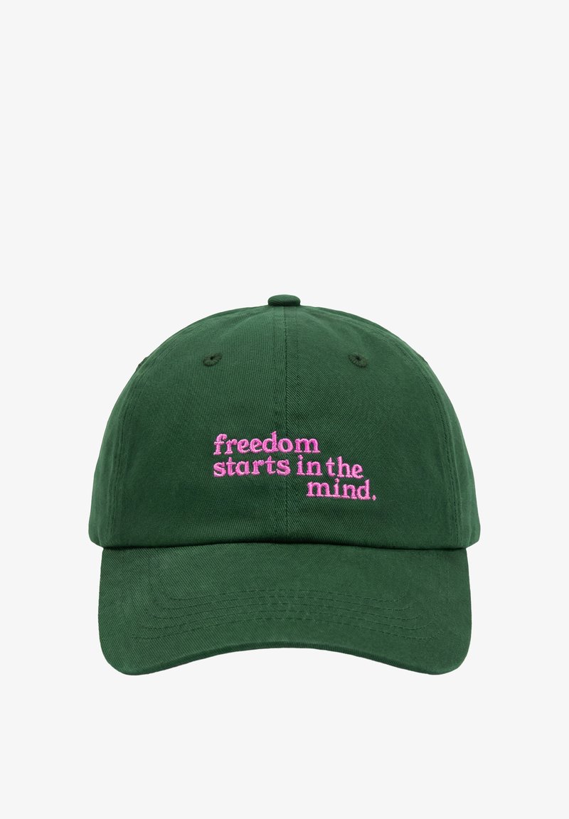 Ciemnozielona czapka z daszkiem z różowym haftowanym napisem "wolność zaczyna się w umyśle" na przedzie, na środku.