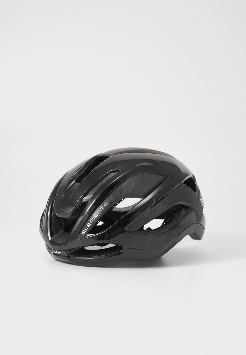 Casco da bicicletta nero con design aerodinamico, prese d'aria regolabili e imbottitura interna. Presenta il logo del marchio e una forma aerodinamica.