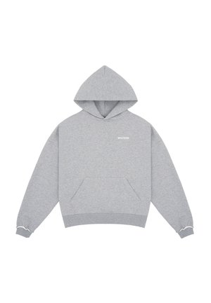 Persoon die een grijze hoodie draagt met voorzak en bijpassende grijze shorts met trekkoord, witte sokken en witte sneakers.