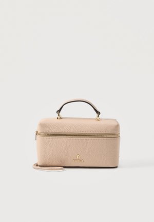 Borsa Furla in pelle beige con texture, manico superiore, cerniera dorata e tracolla removibile su sfondo bianco.