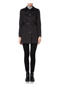 Černý trench coat se páskem a límcem, se zapínáním na knoflíky a dvěma bočními kapsami. Nosit nad černými přiléhavými kalhotami a kotníkovými botami.