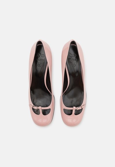 Scarpe con tacco alto in pelle verniciata rosa, con punta arrotondata, caratterizzate da un design a ritaglio nella parte frontale e un piccolo dettaglio con fibbia argentata.