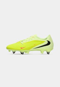 Cleiuri de fotbal galbene strălucitoare, cu swoosh Nike negru și roșu, suprafață texturată și cu cuie metalice pe talpă, prezentate din partea dreaptă.