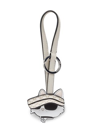 Portachiavi con un design di gatto cartone animato, nei colori bianco e nero, con occhiali da sole e un cappello intrecciato. Realizzato in pelle con un anello metallico.