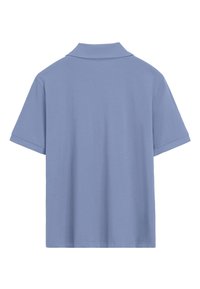 Polo à col en coton bleu clair à manches courtes, doté d'une texture lisse et d'une coupe simple, sans motifs ni éléments supplémentaires.