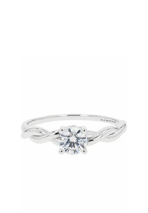Silberner Ring mit gedrehtem Banddesign und einem runden, klaren Edelstein in einer vierarmigen Fassung.