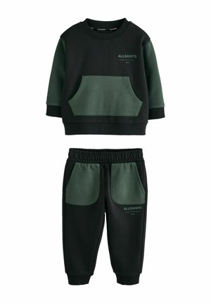 Kinderen zwarte en donkergroene longsleeve trui en bijpassende broek met voorzakken en tekst "ALLSAINTS" op borst en been.