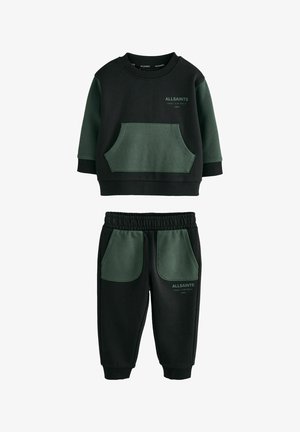 Børns sort og mørkegrøn langærmet sweatshirt og matchende bukser med forlommer og teksten "ALLSAINTS" på bryst og ben.