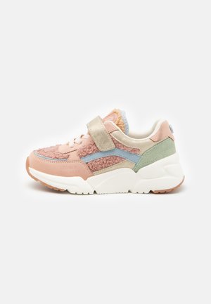 Sneaker z różowo-zielonym wzorem wykonanym z różnych materiałów, o puszystej teksturze, rzepem i białą masywną podeszwą z jasnoniebieskimi akcentami.