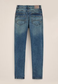 Blå denimjeans med en blekt tvätt, rak bendesign och dubbelsömmar. Har två bakfickor och ett märkt läderpatch vid midjan.