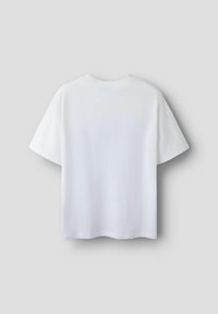 Hvid bomulds t-shirt, korte ærmer, rund hals, glat tekstur, ingen synlige mønstre eller designs, præsenteret fra ryggen.