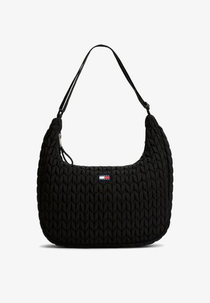 Borsa a spalla nera trapuntata con design curvo, caratterizzata da una superficie testurizzata, una tracolla removibile e un piccolo logo decorativo.
