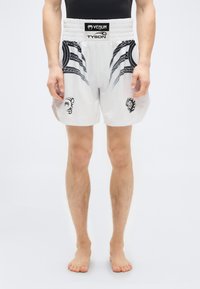 Λευκά σορτς μποξ με μαύρα γραφικά σχέδια, ελαστική μέση, λογότυπα και πλαϊνές σχισμές για ευκινησία. Κατάλληλα για μαχητικά αθλήματα.