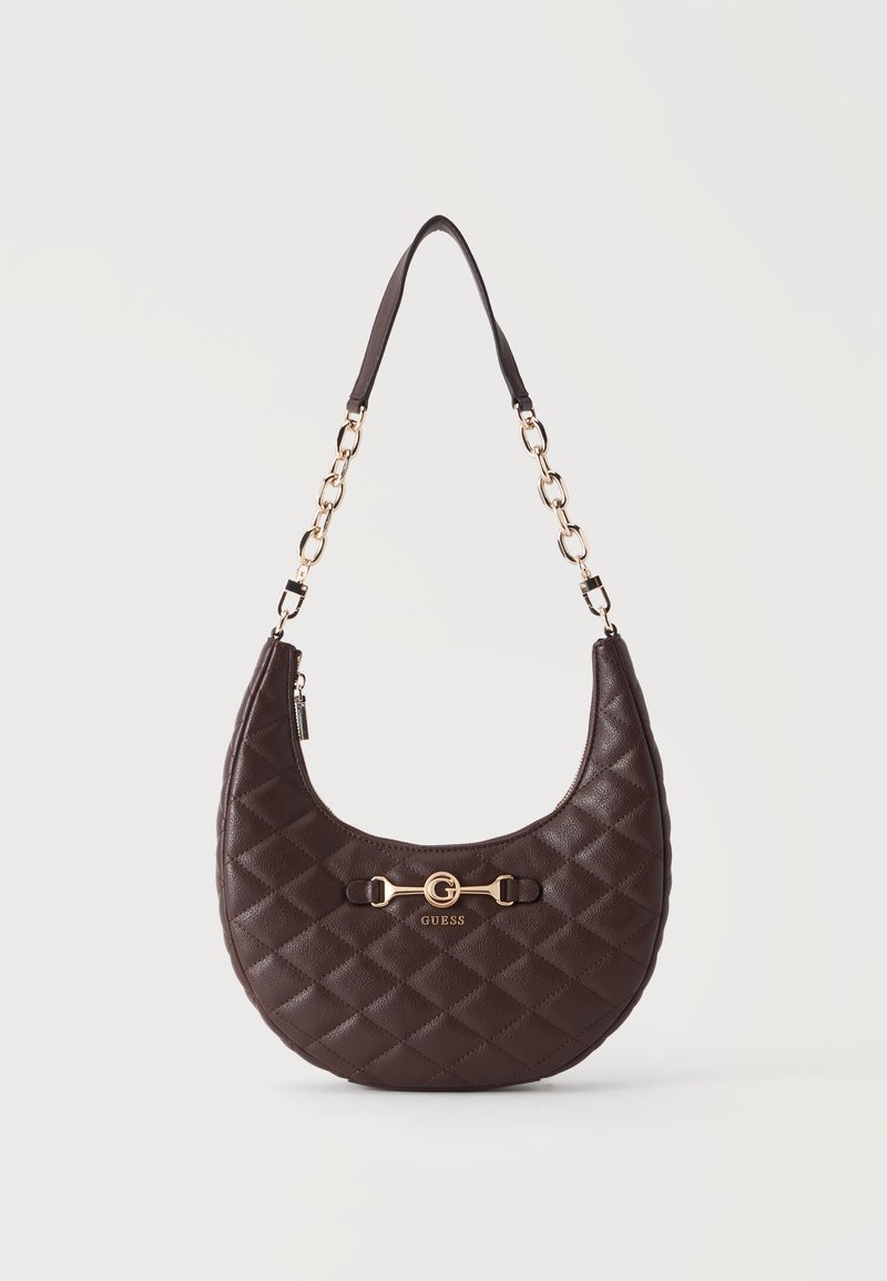 Sac à main en cuir matelassé marron foncé avec bandoulière chaîne dorée et logo Guess sur le devant, forme croissant avec fermeture éclair.