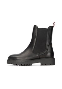 Botas de cuero negro hasta el tobillo con paneles laterales elásticos, suela de goma resistente y tira de agarre, que presentan un acabado suave y un diseño aerodinámico.