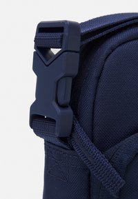 Nike Sportswear HERITAGE CROSSBODY UNISEX - Mala a tiracolo - midnight navy/midnight navy/sail