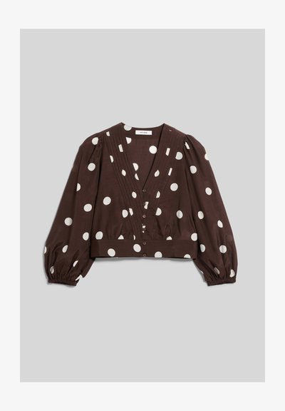 Pruun pluus valgete täppidega, V-kaelusega, ees nööpidega ja pikad lättyvarrukad kummiribadega mansettides.