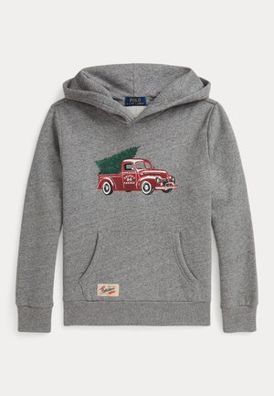 Sweatshirt cinza com bolso frontal, apresentando uma gráfica de uma caminhonete vintage vermelha a transportar uma árvore de Natal verde. Etiqueta da marca no canto inferior esquerdo.