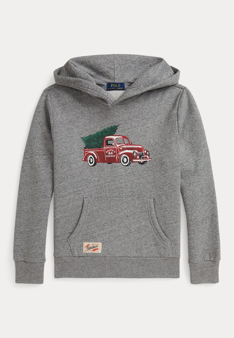 Sweatshirt cinza com bolso frontal, apresentando uma gráfica de uma caminhonete vintage vermelha a transportar uma árvore de Natal verde. Etiqueta da marca no canto inferior esquerdo.