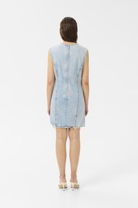 Vestido de denim em azul claro com corte reto, apresentando um fecho de correr central nas costas, bainha desfiada e design sem mangas. Textura suave.
