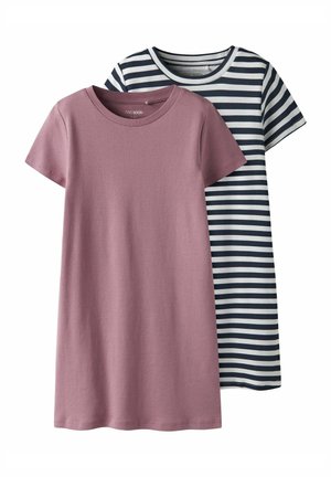 Due vestiti a maniche corte: uno di un rosa polveroso unito, l'altro a righe blu navy e bianche. Tessuto morbido con scollature rotonde. Design semplice e casual.