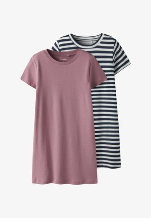 Kaks lühikeste varrukatega kleiti, üks ühtlase lilla ja teine tumesinine valgete horisontaalsete triipudega, on valgel taustal osaliselt üksteise peal paigutatud.