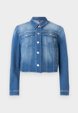 Veste courte en denim bleu clair avec boutons métalliques, deux poches poitrine à rabat, manches longues et ourlet légèrement effiloché.