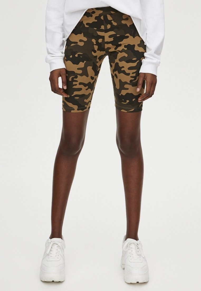 Camouflage fietsshorts in bruin en olijfgroen, gemaakt van rekbare stof, met een lengte tot halverwege de dij en een elastische tailleband.