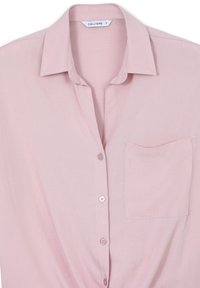 Blusa a maniche corte di un delicato rosa chiaro con colletto, bottoni frontali e taschino sul lato sinistro del petto. Texture liscia, design casual.