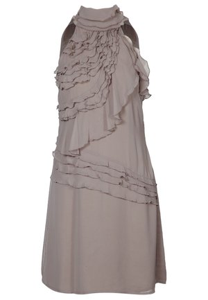 Mouwloze beige jurk met een hoge hals en gelaagde ruches die diagonaal over de voorkant en rond de borst lopen.
