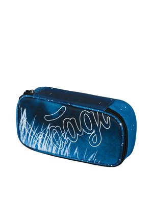 Blauer Federmapper mit strukturierter Oberfläche, versehen mit weißem, geschwungenem Text und einem Farbverlauf-Design, mit Reißverschluss und abgerundeten Kanten.